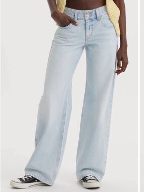NWT Levi's Light Wash Super low Jeans 31